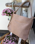Rucksack-Tasche in metallischen und neutralen Farben