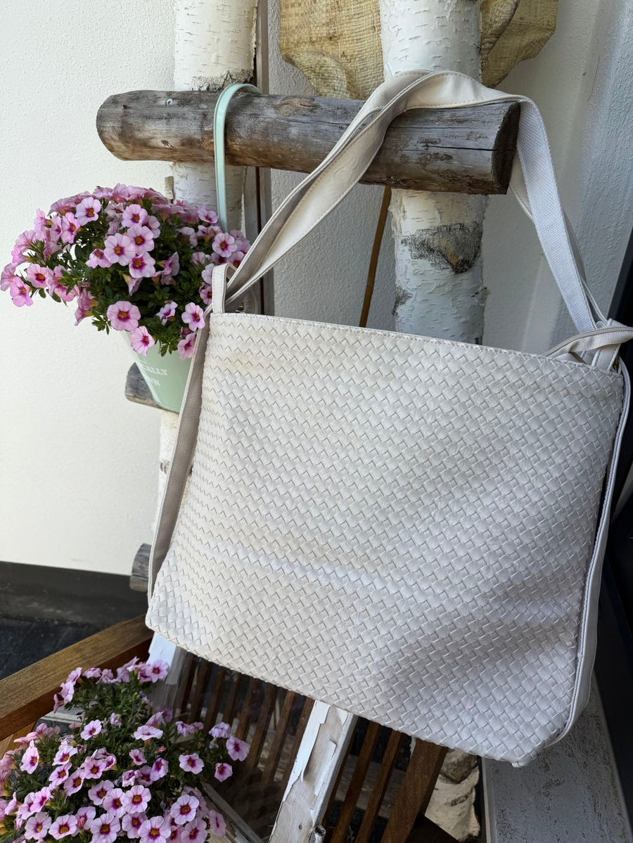 Rucksack-Tasche in metallischen und neutralen Farben