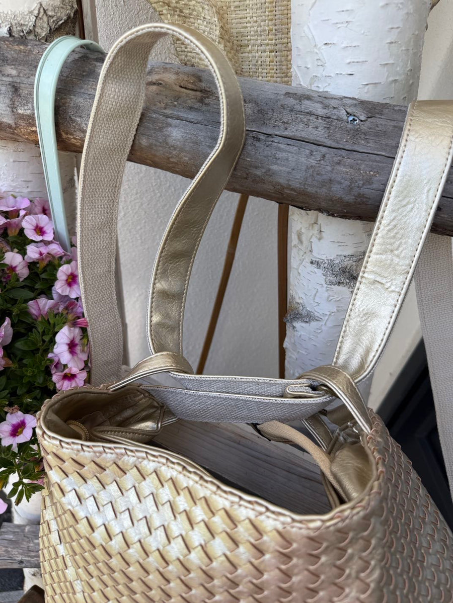 Rucksack-Tasche in metallischen und neutralen Farben