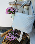 Rucksack-Tasche in metallischen und neutralen Farben