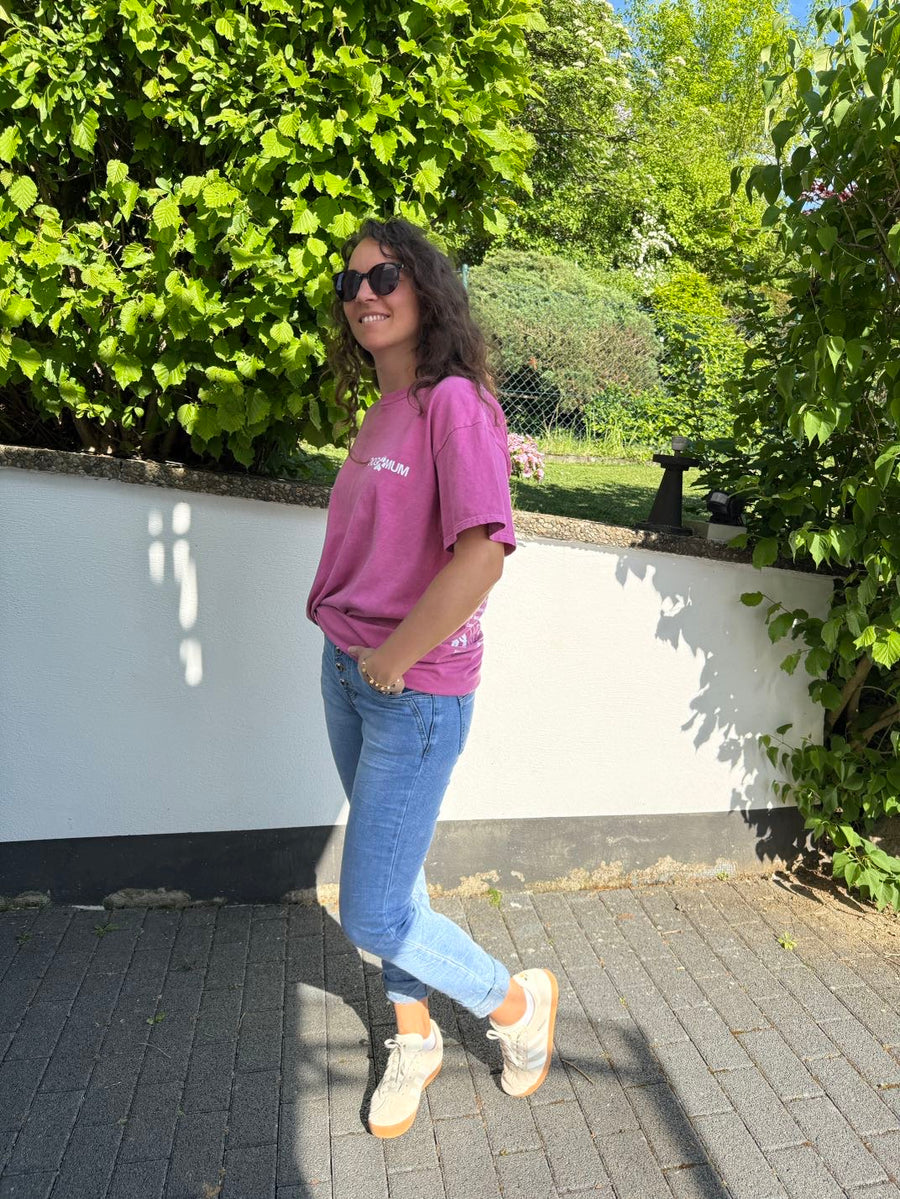 helle Jeans mit schicker Knopfleiste