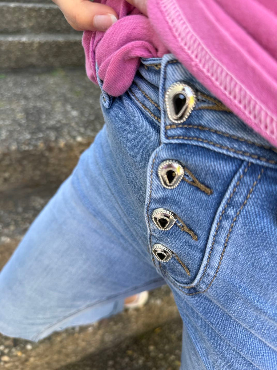 helle Jeans mit schicker Knopfleiste
