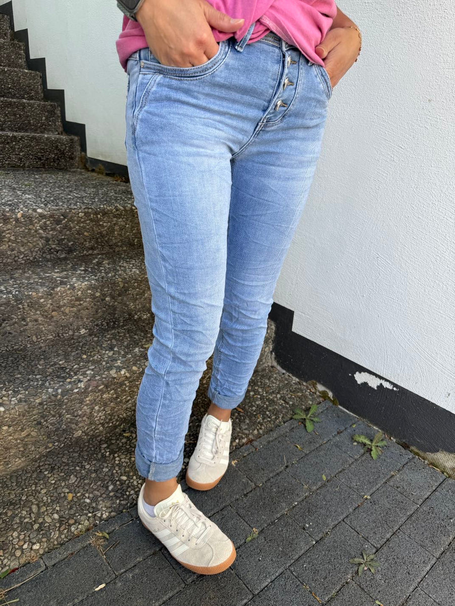 helle Jeans mit schicker Knopfleiste