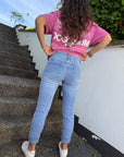 helle Jeans mit schicker Knopfleiste