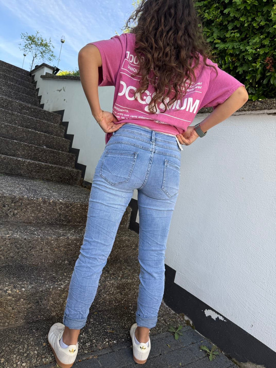helle Jeans mit schicker Knopfleiste