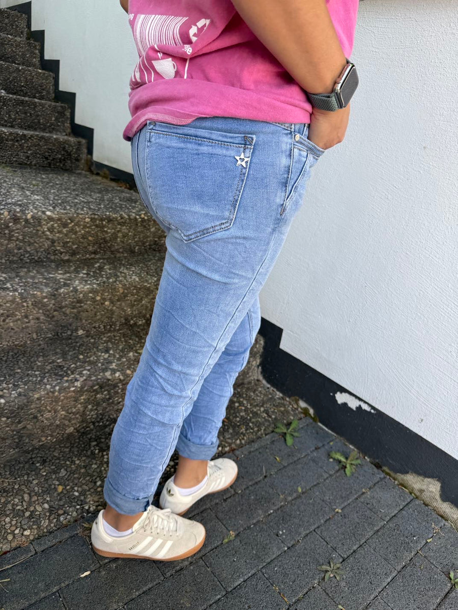 helle Jeans mit schicker Knopfleiste