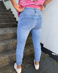 helle Jeans mit schicker Knopfleiste