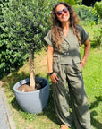 Bluse mit doppelreihiger Knopfleiste und eine dezenten Knitterstruktur in Olive