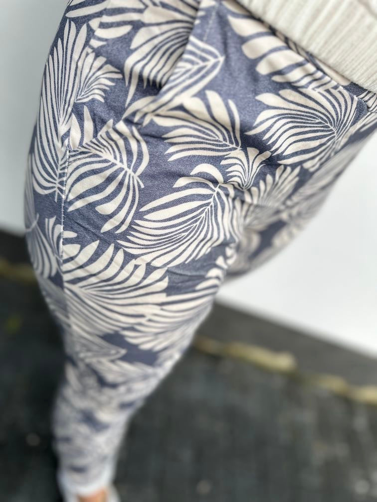 Jogg Pants mit Blätter in blau-grau