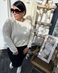 Sweartshirt in Creme mit Spitze an den Schultern