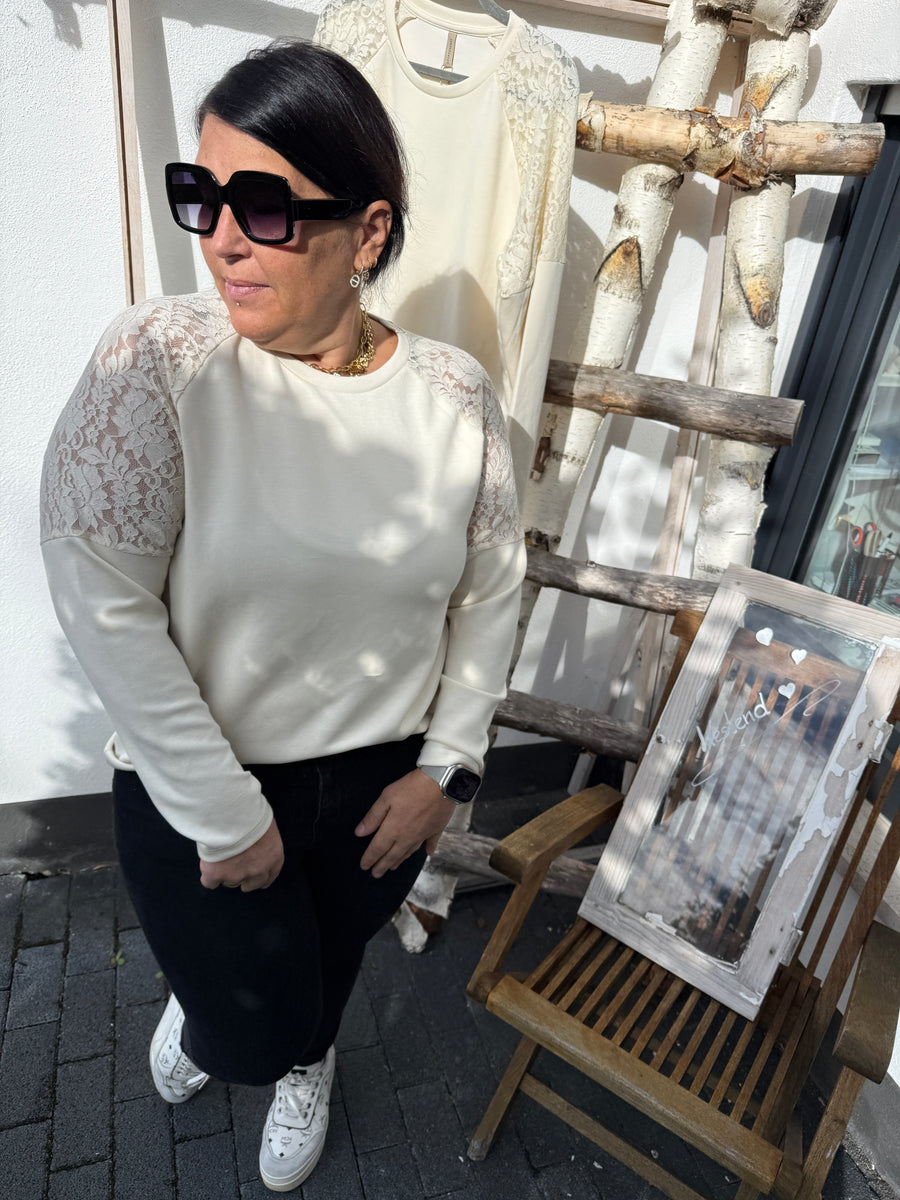 Sweartshirt in Creme mit Spitze an den Schultern
