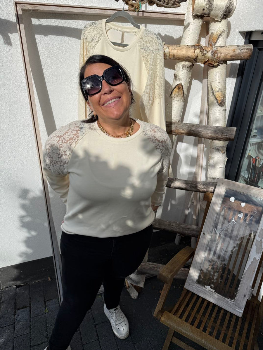 Sweartshirt in Creme mit Spitze an den Schultern