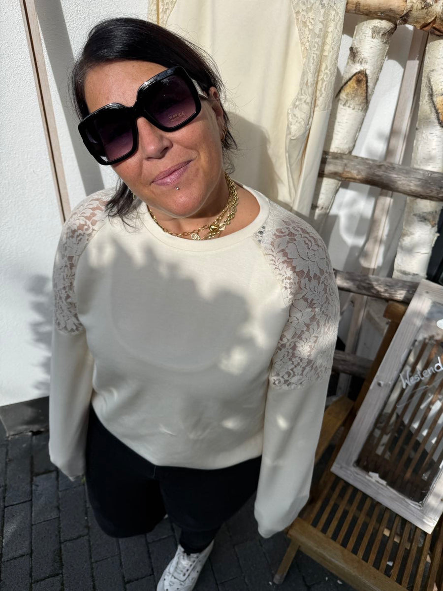 Sweartshirt in Creme mit Spitze an den Schultern