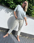 Mom Jeans mit elastischem Bund creme