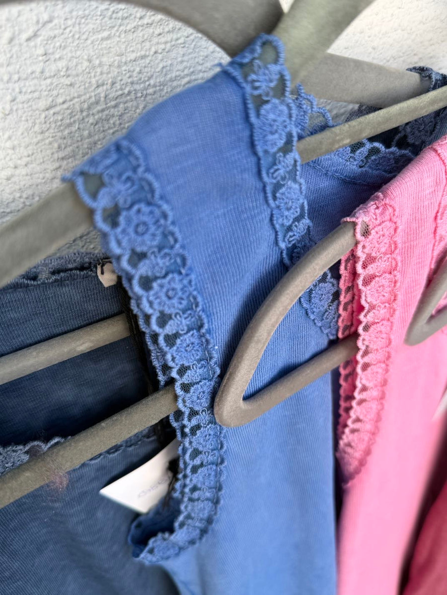 Top mit Blümchenrand in verschiedenen Farben