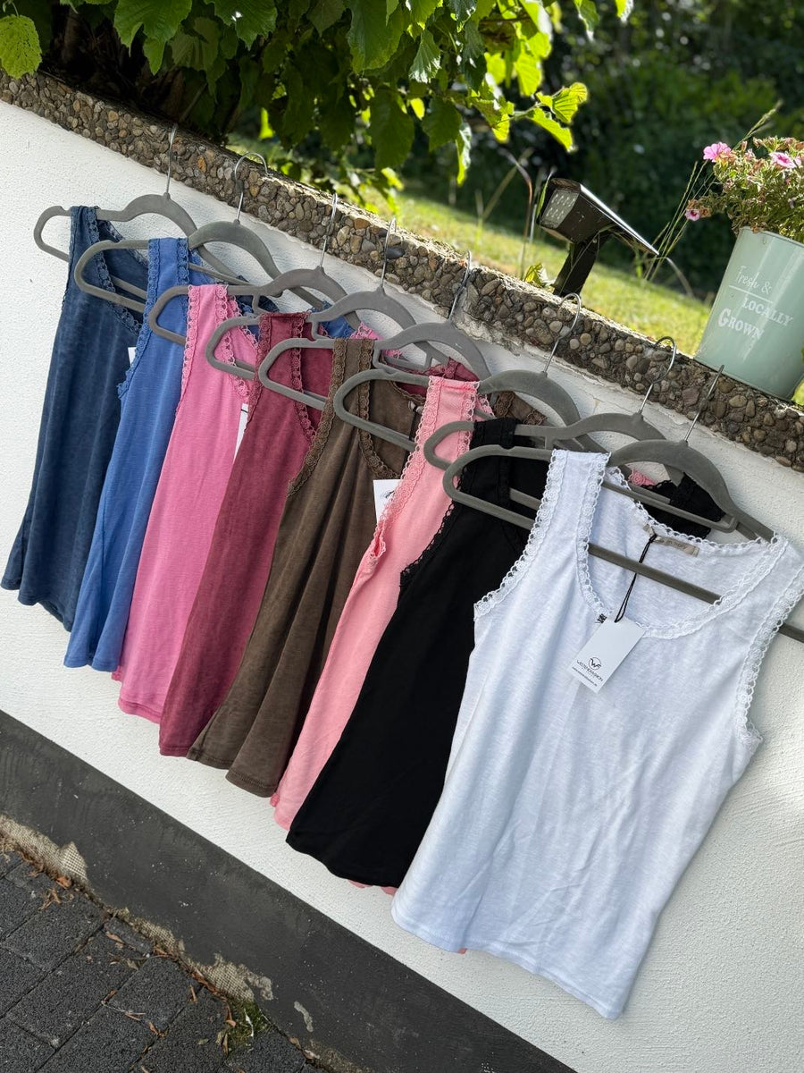 Top mit Blümchenrand in verschiedenen Farben