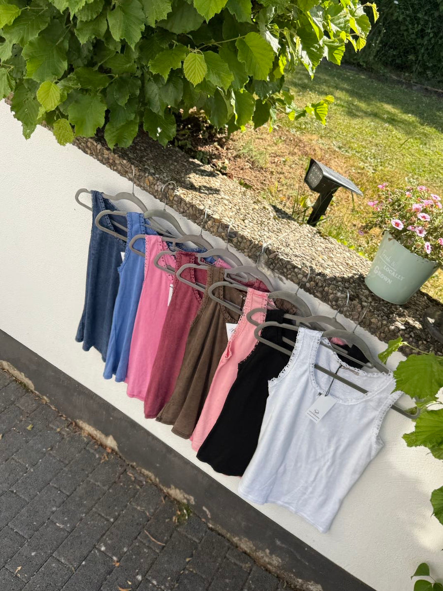 Top mit Blümchenrand in verschiedenen Farben
