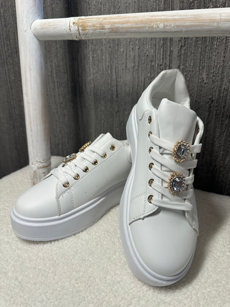 Sneaker mit goldenen Accessoires