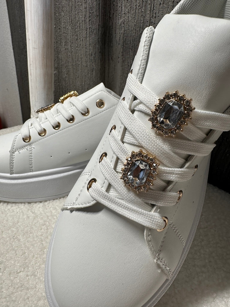 Sneaker mit goldenen Accessoires