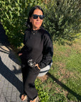 Pullover mit floraler Spitze an den Ärmeln in Schwarz