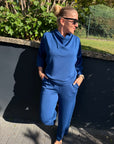 Banu Hose in Blau