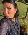 Bluse mit gerüschtem Kragen in Blau