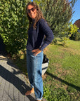 Barrel Jeans mit Nähten in Mittelblau