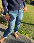 Barrel Jeans mit Nähten in Mittelblau