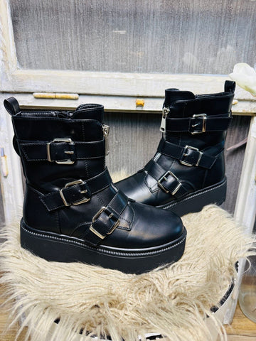 Boots mit Schnallen und dicker Sohle