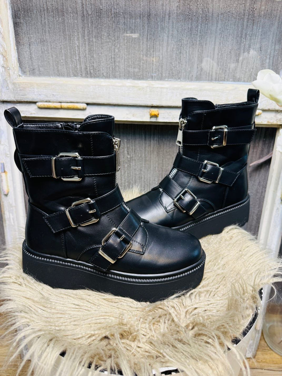 Boots mit Schnallen und dicker Sohle