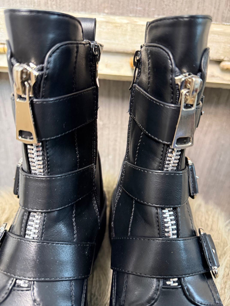 Boots mit Schnallen und dicker Sohle