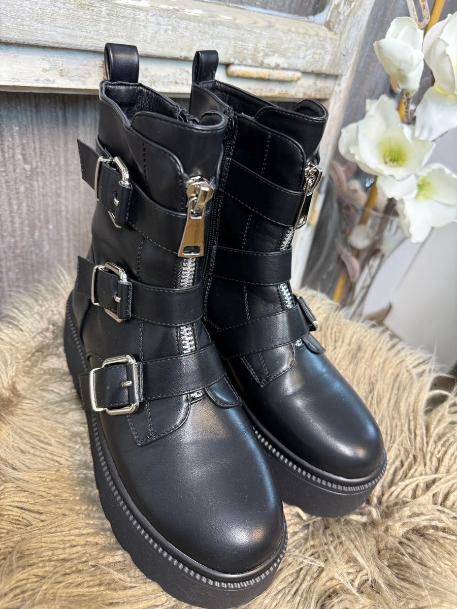 Boots mit Schnallen und dicker Sohle