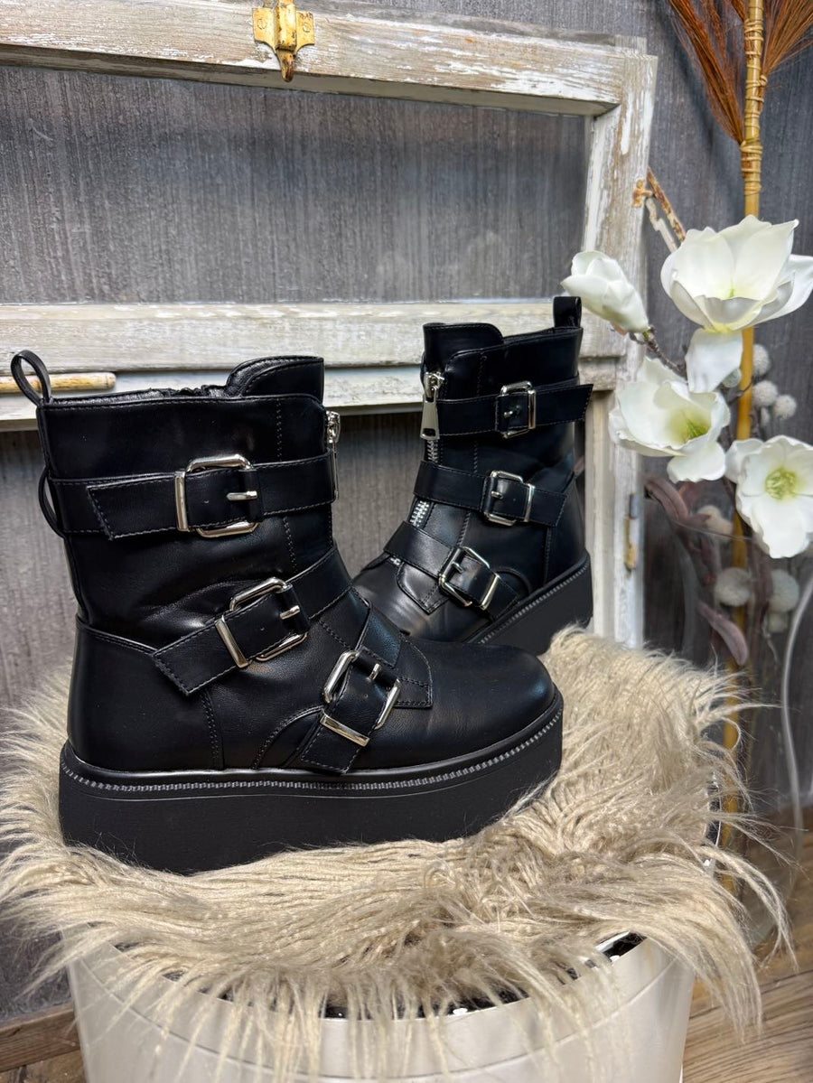 Boots mit Schnallen und dicker Sohle