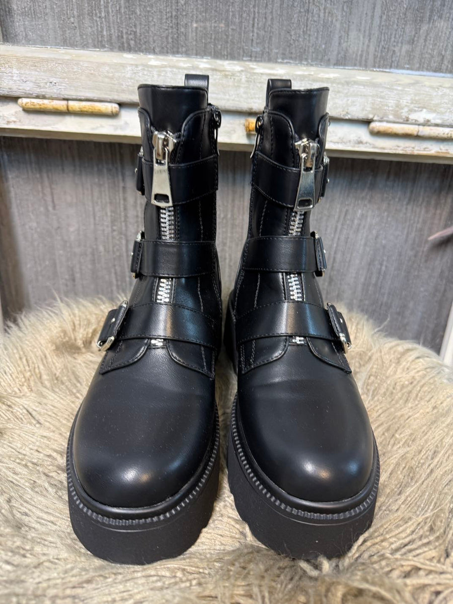 Boots mit Schnallen und dicker Sohle