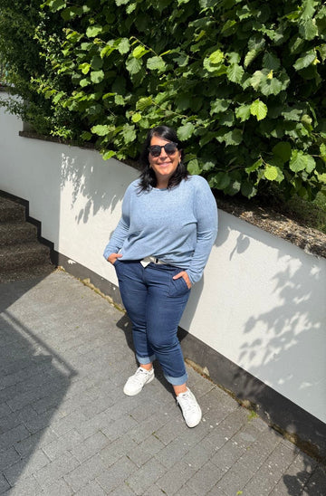 Joggpants im Jeansstil mit Gürtel