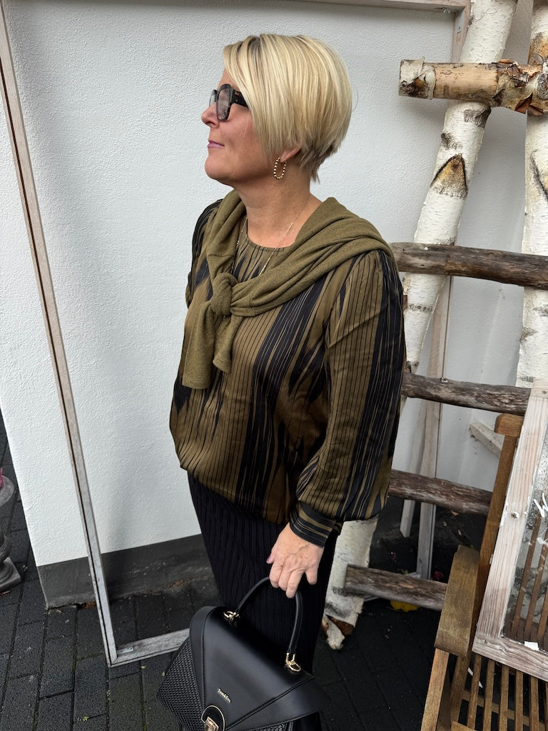 Festliches Blusenshirt mit abstraktem Druck in Olive