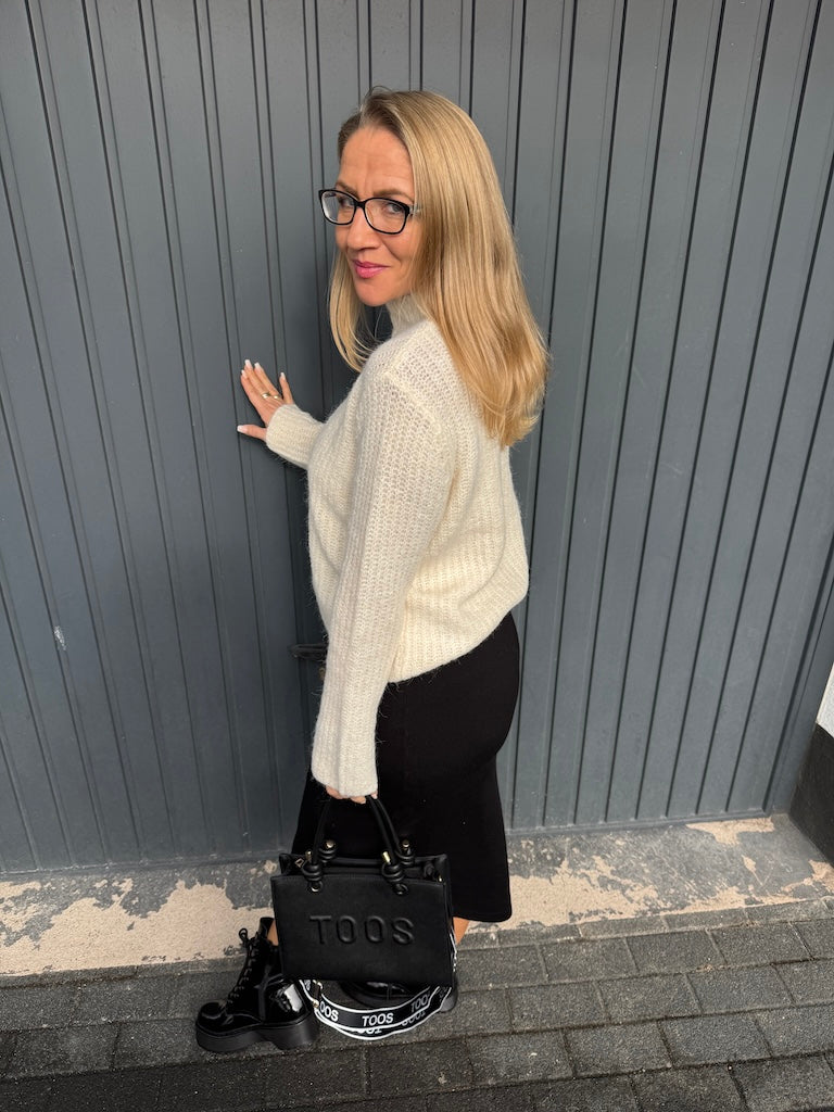 Strickpullover mit Stehkragen in Creme