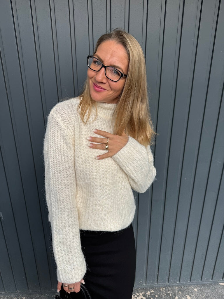 Strickpullover mit Stehkragen in Creme