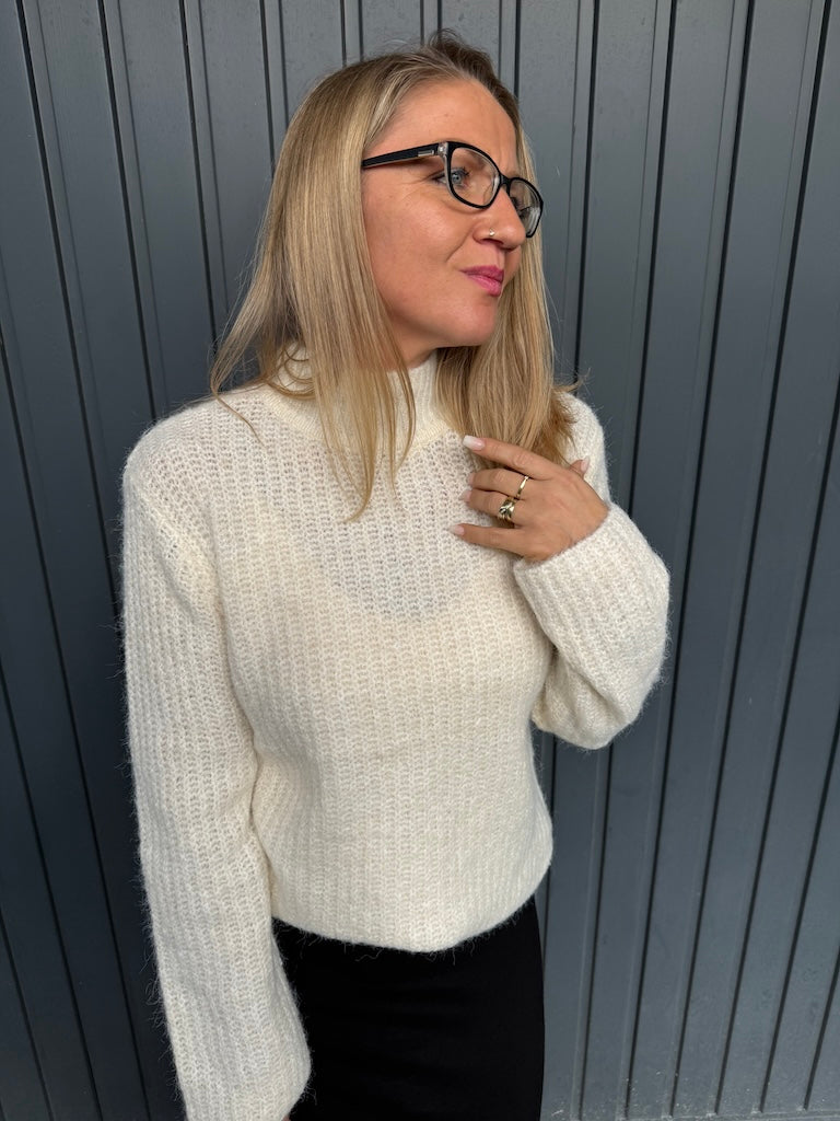 Strickpullover mit Stehkragen in Creme