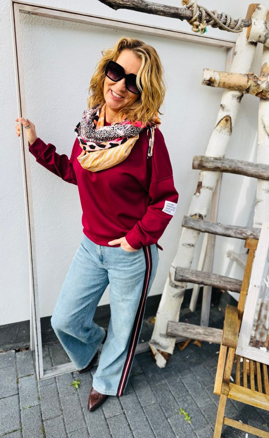 T195 Jeans - Dad Fit - mit Streifen und weitem Bein in blau mit roten Streifen