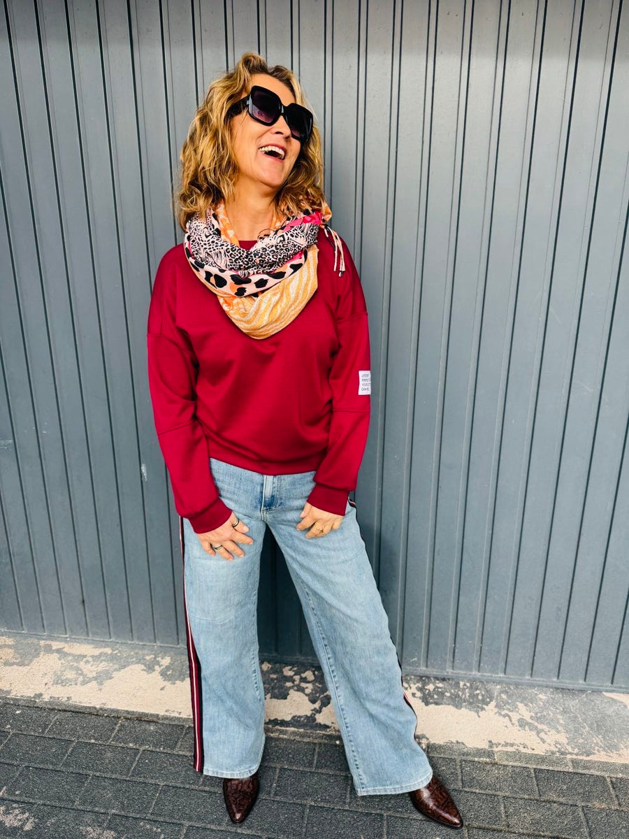 T195 Jeans - Dad Fit - mit Streifen und weitem Bein in blau mit roten Streifen