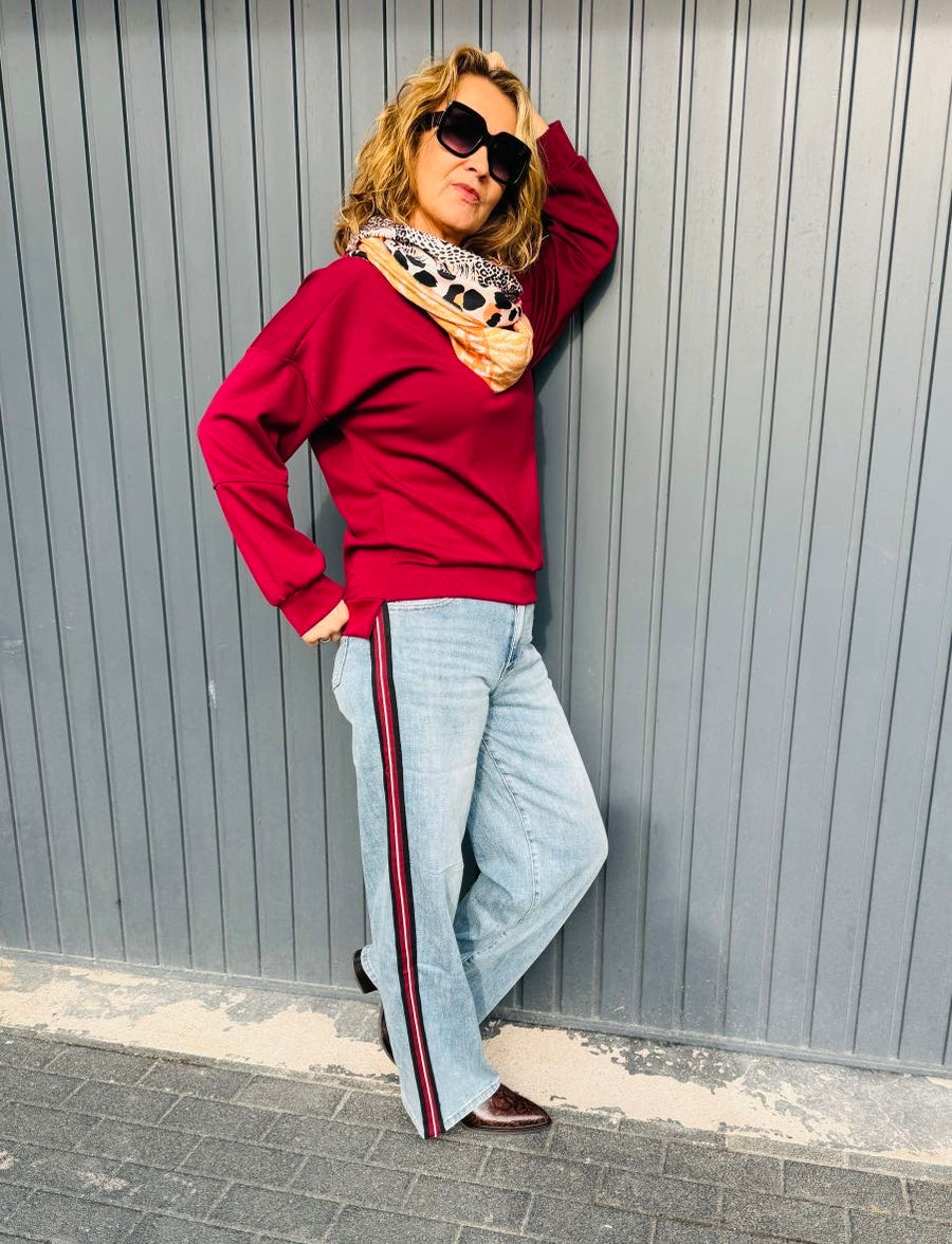 T195 Jeans - Dad Fit - mit Streifen und weitem Bein in blau mit roten Streifen