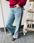 T195 Jeans - Dad Fit - mit Streifen und weitem Bein in blau mit roten Streifen
