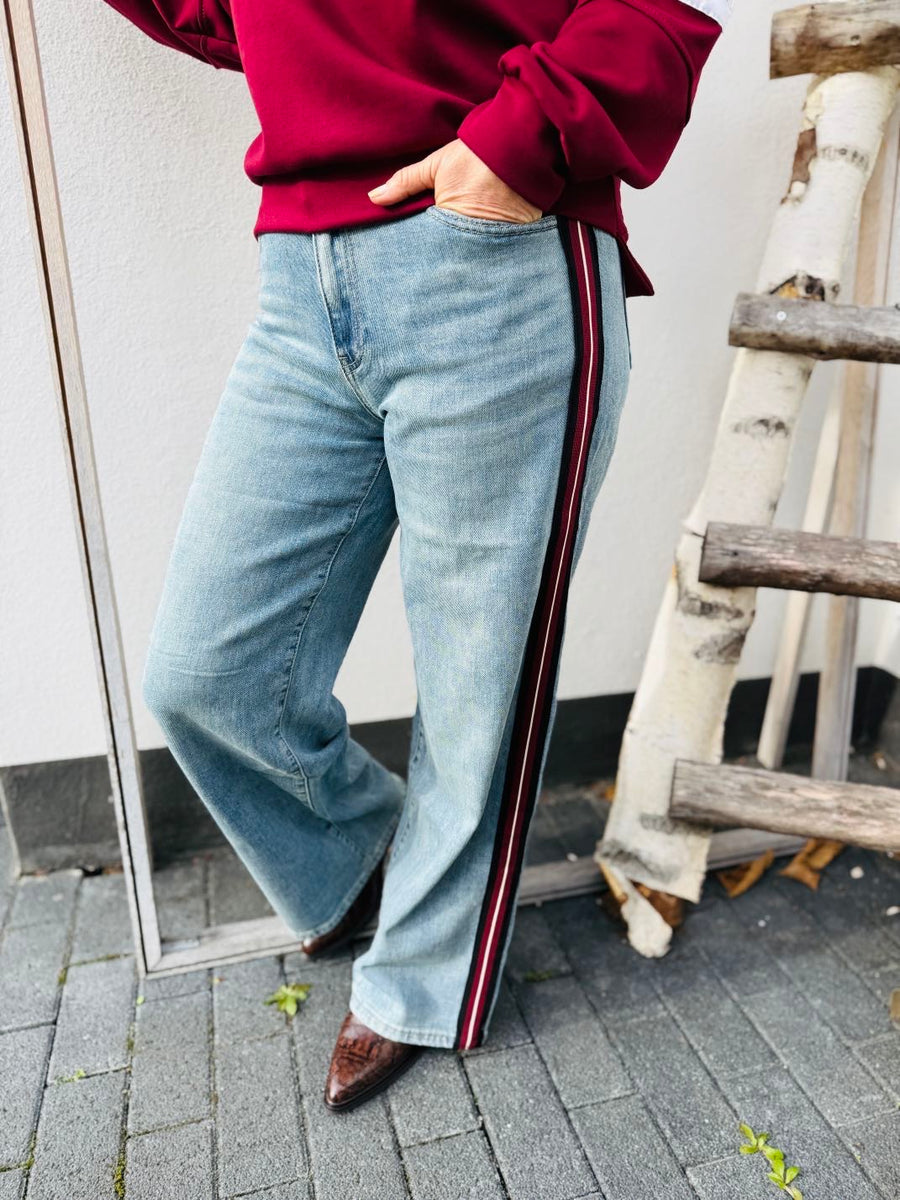 T195 Jeans - Dad Fit - mit Streifen und weitem Bein in blau mit roten Streifen