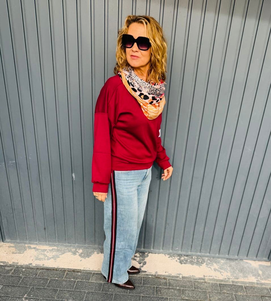 T195 Jeans - Dad Fit - mit Streifen und weitem Bein in blau mit roten Streifen