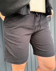 Bermuda Shorts in Leinenoptik in Schwarz