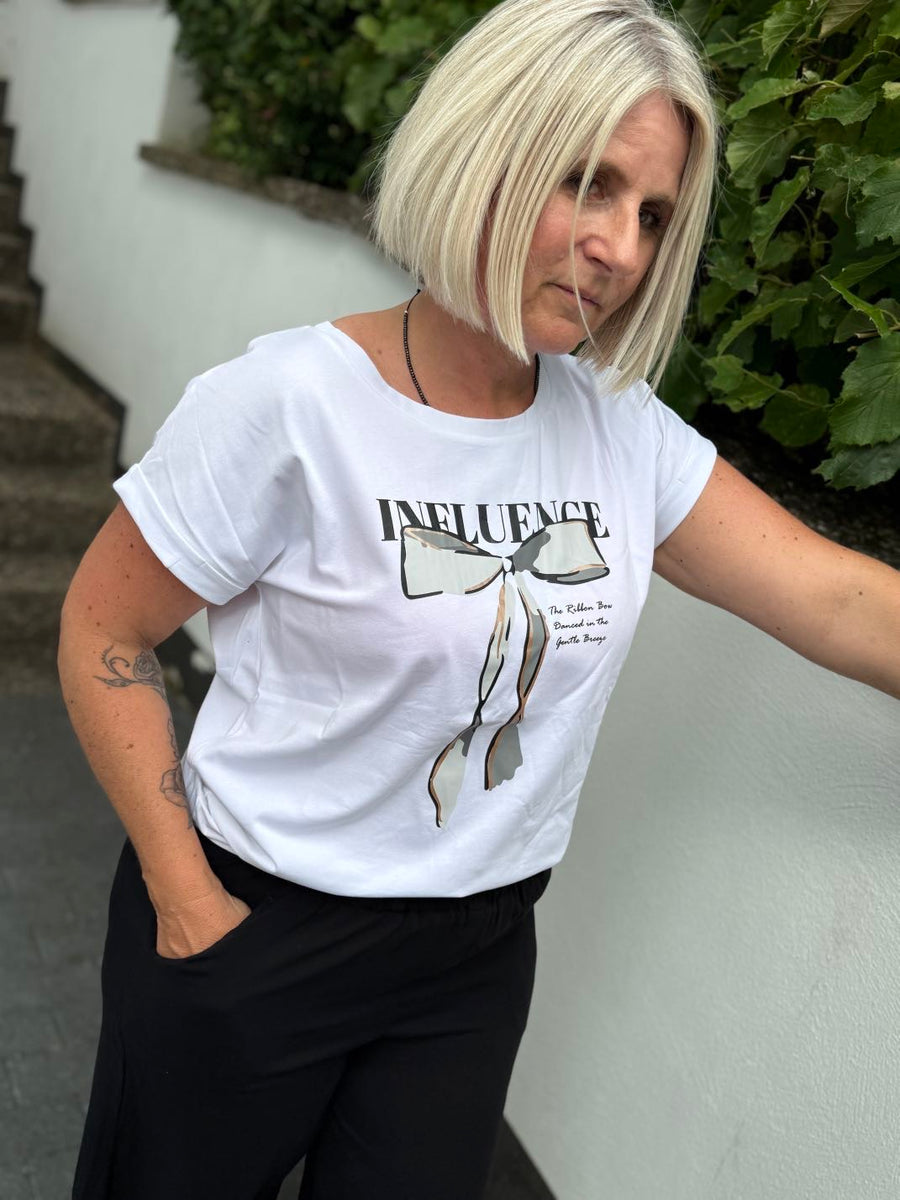 Shirt Basic mit Schleifenprint in weiß