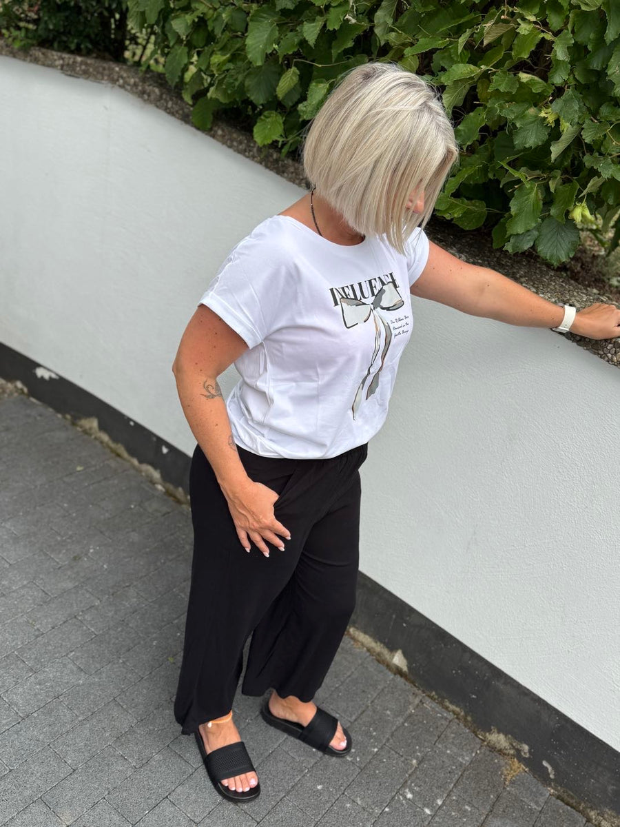 Shirt Basic mit Schleifenprint in weiß