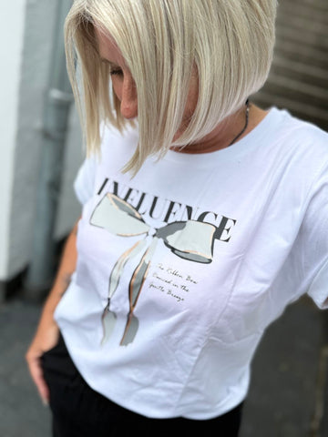 Shirt Basic mit Schleifenprint in weiß
