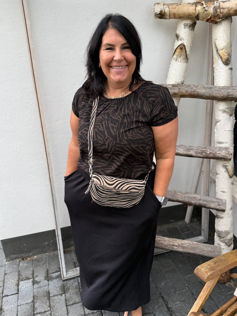 Banu Midirock in Schwarz